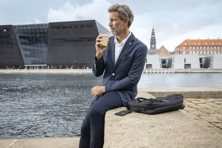 Oticon_More_Man_streaming_from_phone_Google_Pixel_4_PMA_7787_300dpi_(C)_Oticon Oticon_More_Man_streaming_from_phone_Google_Pixel_4_PMA_7787_300dpi_(C)_Oticon